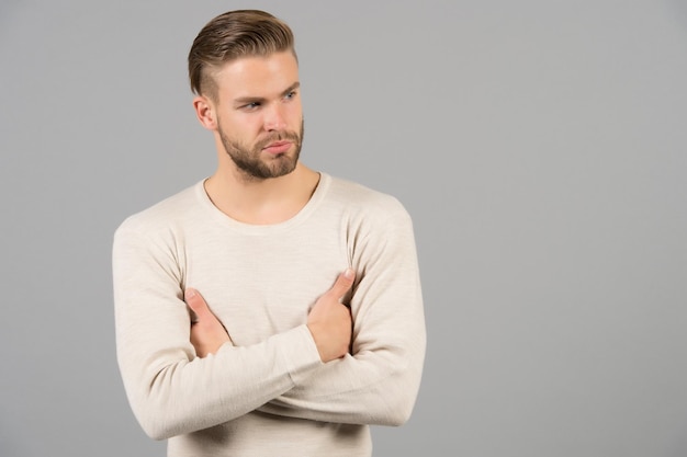 Haarverzorging in kapperssalon of kapperszaak Man in modieuze tshirt Man met baard op ongeschoren gezicht Bebaarde man met blond haar Mode-stijl en trend kopie ruimte