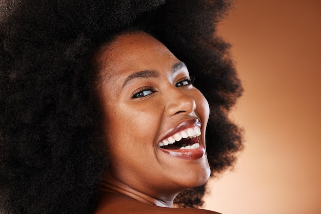 Haarverzorging zwarte vrouw en schoonheid met een glimlach afro en tandgezondheid witte tanden en gezond oraal Gelukkig cosmetisch en huidgezondheid van een persoon met een afro met geluk of tevreden gezicht met vreugde