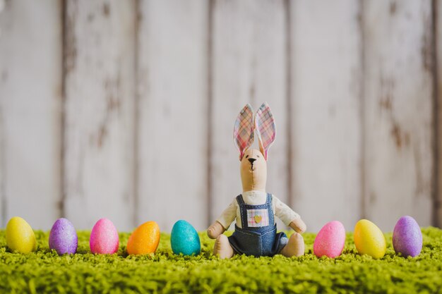 Foto haas zittend op het gras met paaseieren