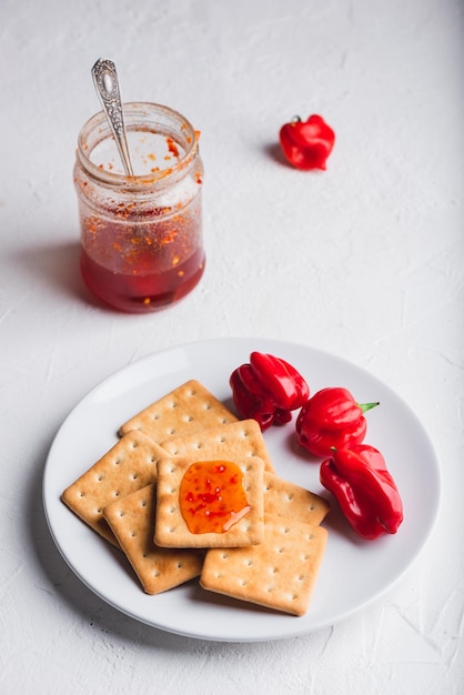 Habanero-peperjam op crackers