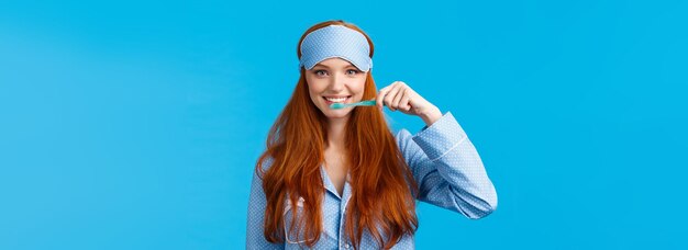 習慣の衛生とライフ スタイルのコンセプト ナイトウェア睡眠マスク sm でかわいいフェミニンな赤毛のヨーロッパの女性