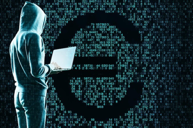 Hack- en cryptocurrency-concept Hacker die laptop gebruikt met creatieve codering euroteken