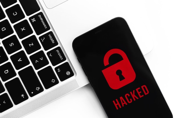 Hacken van privacy en beveiliging mobiele data concept Smartphone met hangslotpictogram en gehackte tekst Moderne technologie bescherming foto
