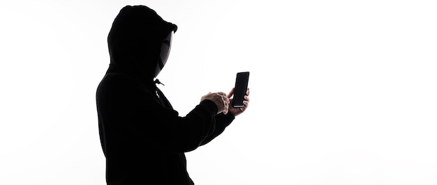 Hacker Anoniem en gezichtsmasker met smartphone in de hand