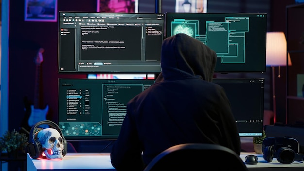 Hacker breekt beveiligingssystemen af met behulp van schurken scripts.