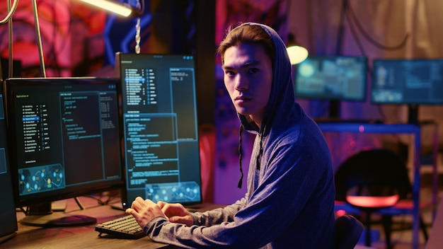 ハッカーがスパイウェアを作る