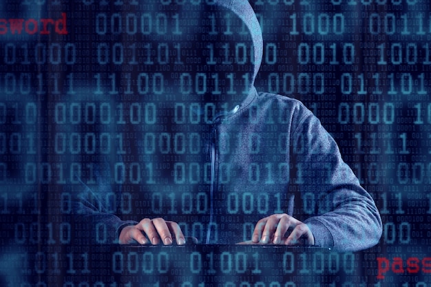 Hacker drukt een code af op een laptoptoetsenbord om in te breken in een cyberspace