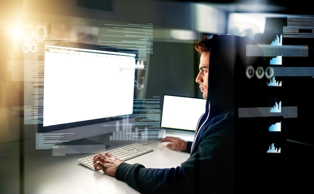Hacker en hologram met computermonitor en virusinstallatie voor firewallbypass en hub Database overlay en dashboard met digitale kaarten en programmering en cybercrime software
