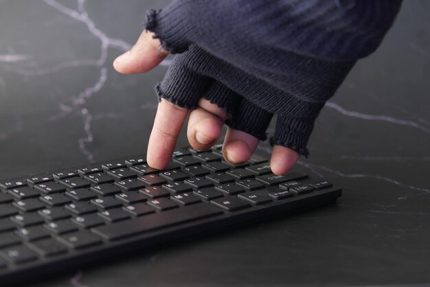 Хакер вручную крадет данные с ноутбука сверху вниз
