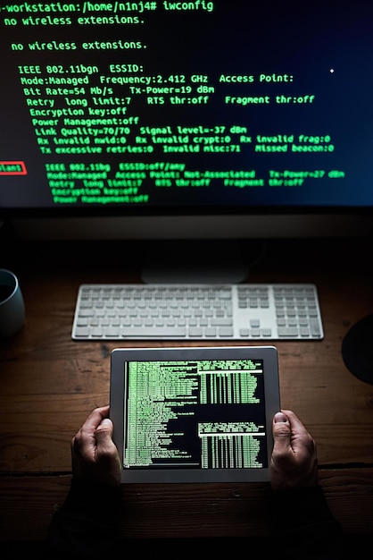 Hacker handen of tablet's nachts met gegevens online oplichting of programmering voor toegang Man cybercriminaliteit of besturingssysteem op technologie voor virus upload cracking software of fraude activiteit op het internet