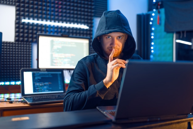 Hacker in hood mostra il pollice in alto, criminale della rete