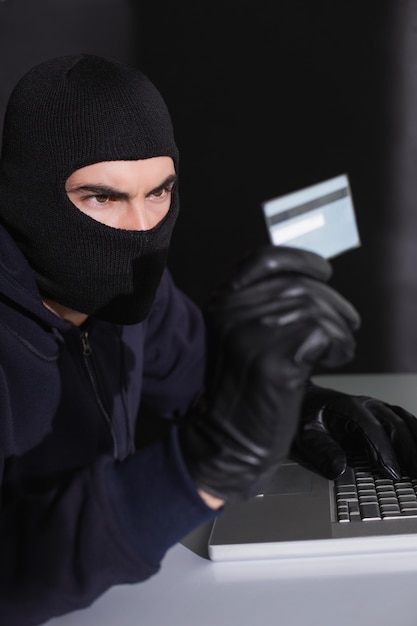 Hacker in balaclava zakgeld online