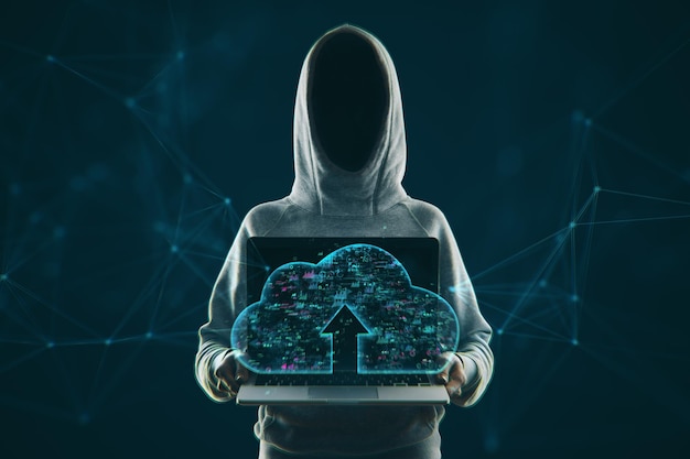 Hacker in hoodie met een veelhoekig wolkicoon op laptopscherm op donkere achtergrond Cloud computing en hacking concept