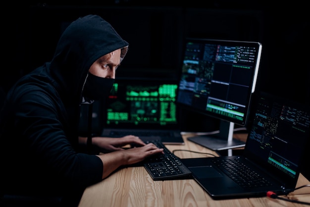 Hacker in maskercodering op computer