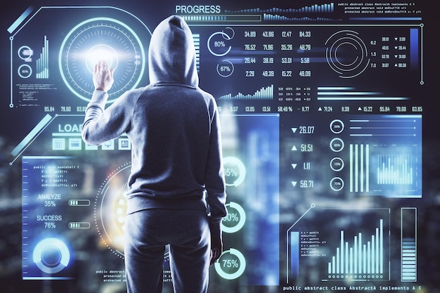 Hacker met behulp van gloeiende digitale interface
