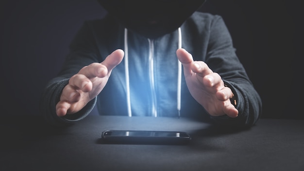 Hacker met smartphone. Cybercriminaliteit