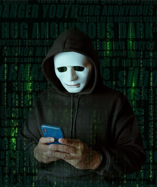 Hacker met wit masker met binaire code digitale interface smartphone gebruiken om financiële gegevens te stelen dubbele blootstelling gegevensdiefstal internetfraude darknet en cyberbeveiligingsconcept