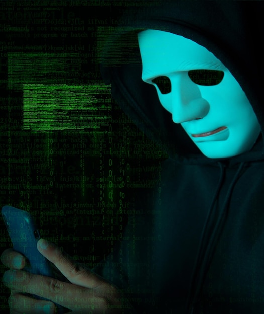 Hacker met wit masker met binaire code digitale interface Smartphone gebruiken om financiële gegevens te stelen Dubbele blootstelling gegevensdiefstal internetfraude darknet en cyberbeveiligingsconcept