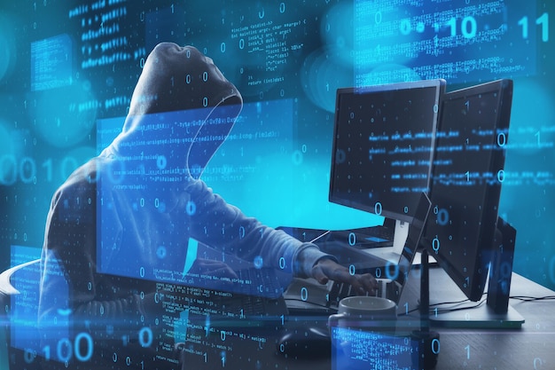 Hacker op het bureaublad met behulp van een computer met abstracte gloeiende blauwe codering achtergrond binaire code diefstal technologie gegevens en internet concept dubbele blootstelling