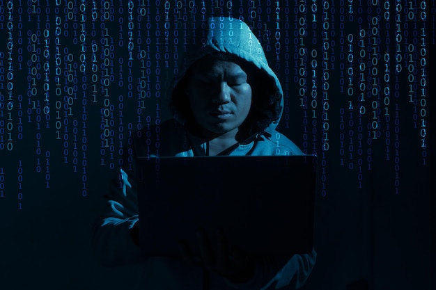 Foto hacker probeert informatie te hacken via laptop en computer binaire code internet cyberdief spam virus en systeembeveiligingssysteem codering en programmeerconcept