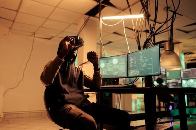 Hacker programmeren virus programma in vr helm hacken computersysteem in metaverse online server wachtwoord kraken simulatie Cybercrime hacker coderen malware in virtual reality