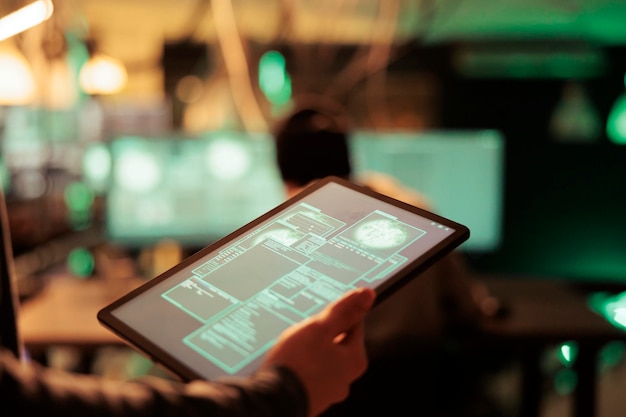 Hacker che legge il messaggio di accesso illegale al database su tablet, hacking di successo del sistema informatico online. spie che violano password e server di rete, causando violazioni della sicurezza e malware.