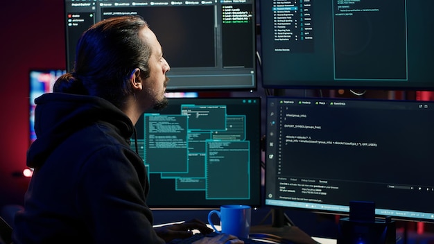 ハッカーがキーボードで速くタイプしスパイウェアの開発を急いで終わらせる
