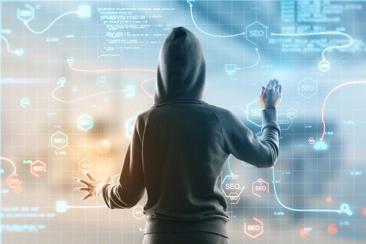 Photo 검색 엔진 최적화 해킹 및 코딩 개념 더블 노출과 함께 빛나는 seo 홀로그램과 흐릿한 배경에 아이콘을 사용하는 해커