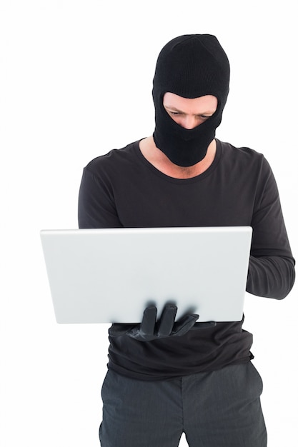 Хакер, использующий ноутбук, чтобы украсть личность