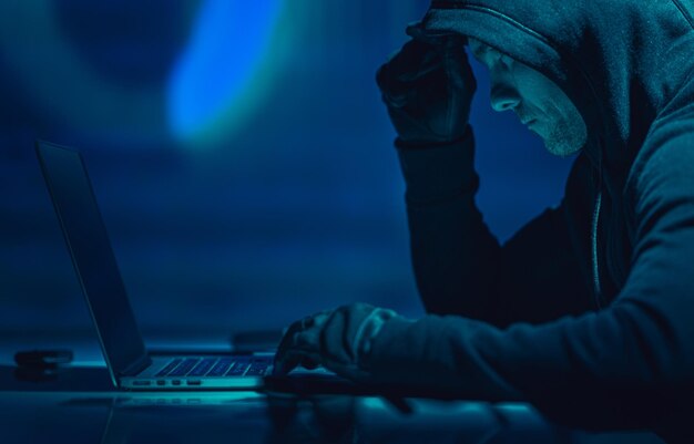 Hacker voor zijn laptopcomputer
