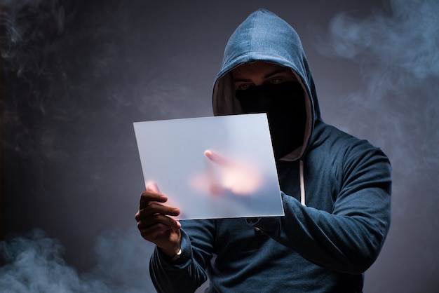 Hacker werkt op tablet in het donker