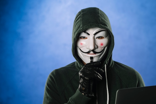 Hacker con maschera anonima