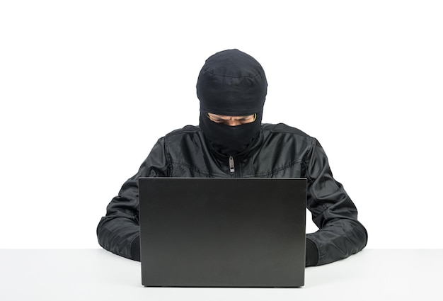 Hacker con l'isolato del laptop