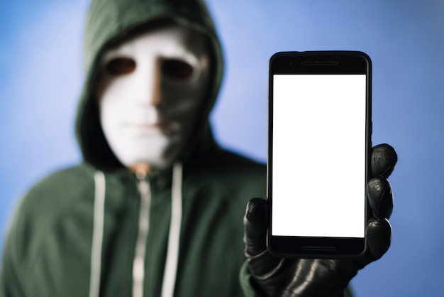 Foto hacker con modello di smartphone