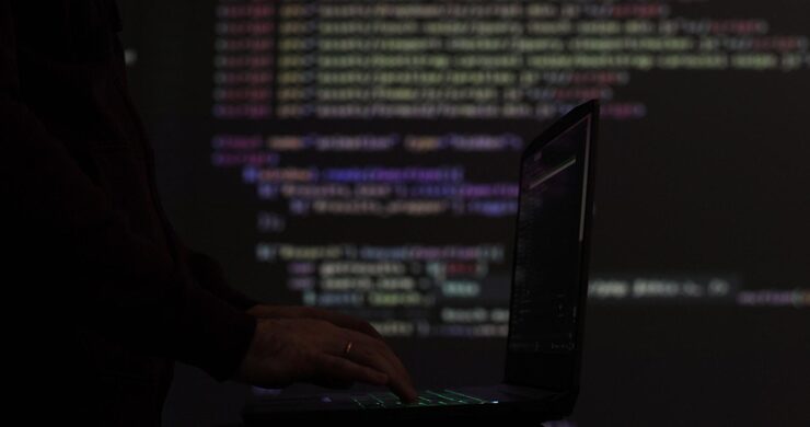 Photo 黑客寫代碼破解電腦 背景編程代碼 黑客攻擊網絡犯罪