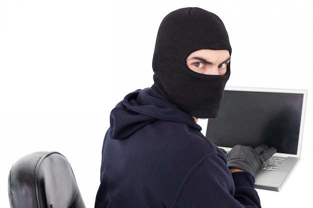 Hacker zitten en laptop hacken