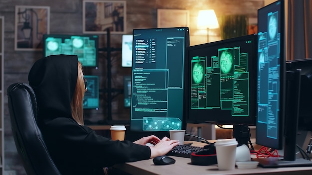 Hackermeisje dat gevaarlijke malware gebruikt om de overheidsdatabase aan te vallen.