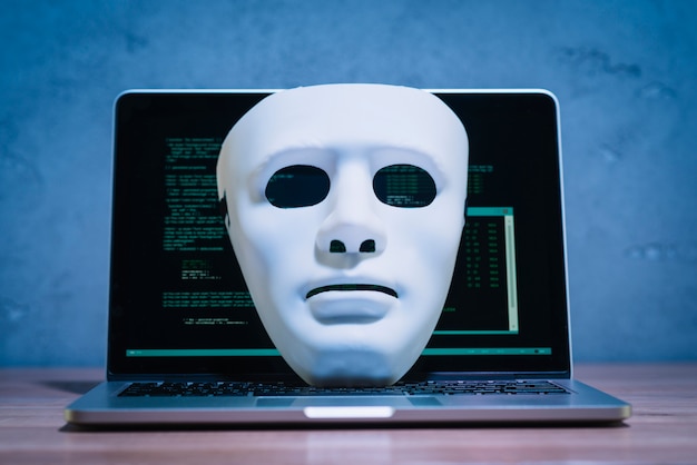 Foto maschera e laptop degli hacker