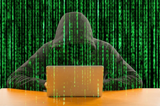 Foto il programmatore degli hacker guarda e cerca i dati