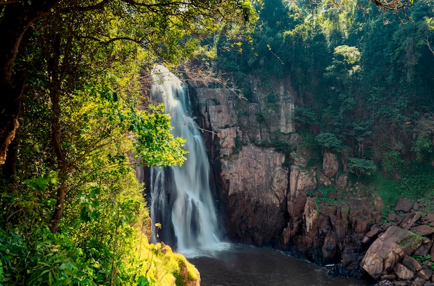 Foto haew narok-waterval in khao yai national park thailand