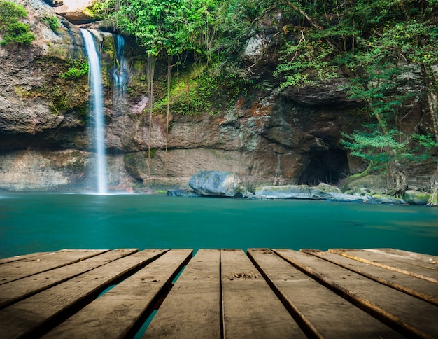 Фото Водопад haew su thad с туннелем в национальном парке khao yai, таиланд