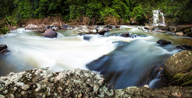 Foto haewsuwatwaterval bij het nationale park van khao yai, thailand