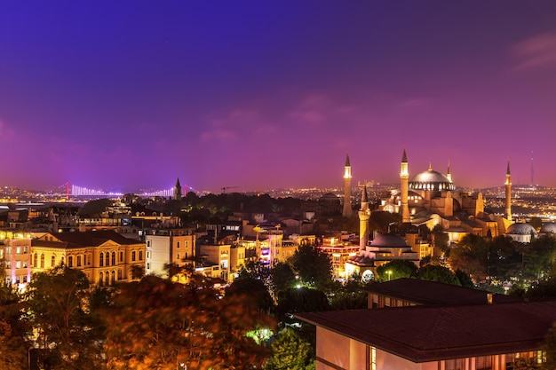 Hagia Sophia en de brug over de nacht Bosporus Istanbul Turkije