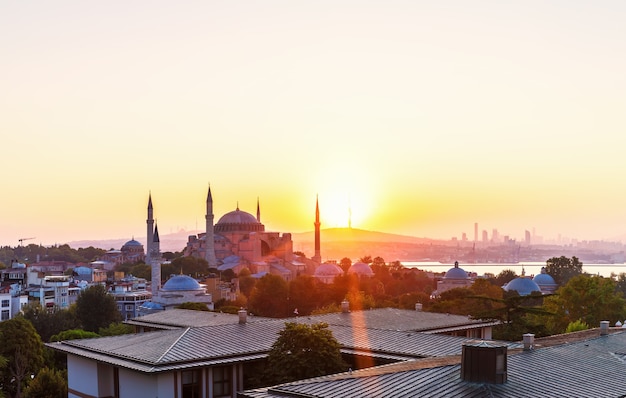일출 시 아야 소피아(Hagia Sophia)와 이스탄불(Istanbul) 지붕, 아름다운 전망.