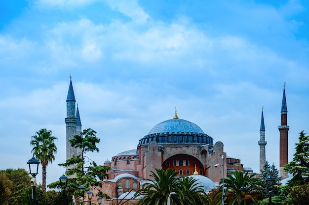 Hagia Sophia-koepel en minaretten in oude Sultanahmet