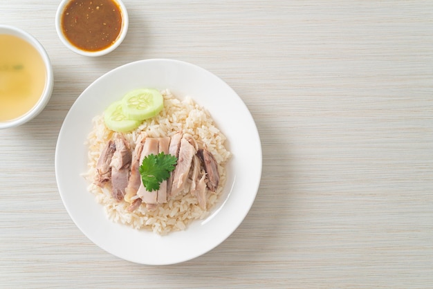 Hainanese Chicken Rice of gestoomde rijst met kip