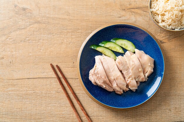 海南チキンライスまたはチキンスープで蒸したライス-アジア料理スタイル