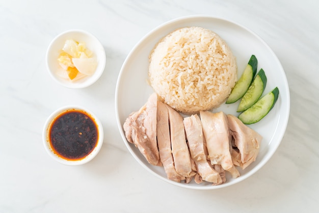 Куриный рис по-хайнаньски или рис, приготовленный на пару с куриным супом - азиатская кухня