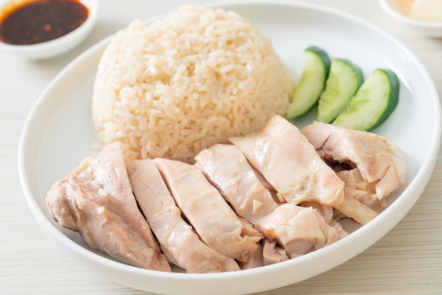 Куриный рис по-хайнаньски или рис, приготовленный на пару с куриным супом - азиатская кухня