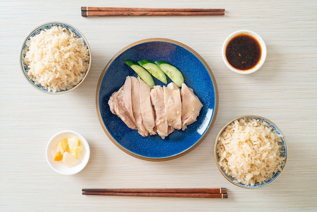 Riso al pollo hainanese o riso al vapore con zuppa di pollo - stile asiatico